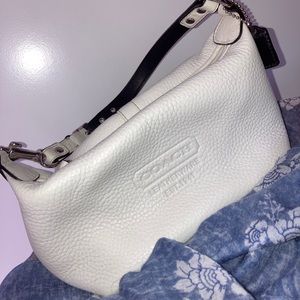 Coach - White Leather Shoulder Purse 👜